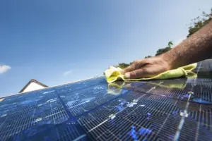 نحوه تمیز کردن پنل خورشیدی